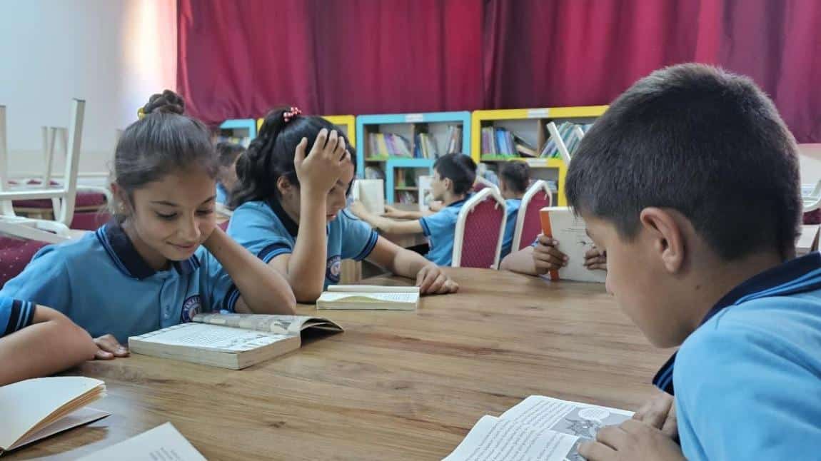 ÖĞRENCİLERİMİZLE KİTAP OKUMA ETKİNLİĞİMİZ